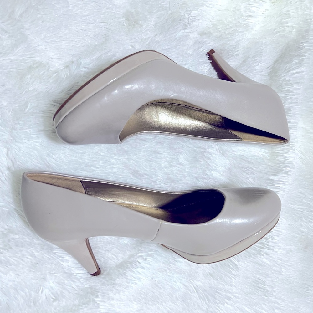 Women tan heels size 8